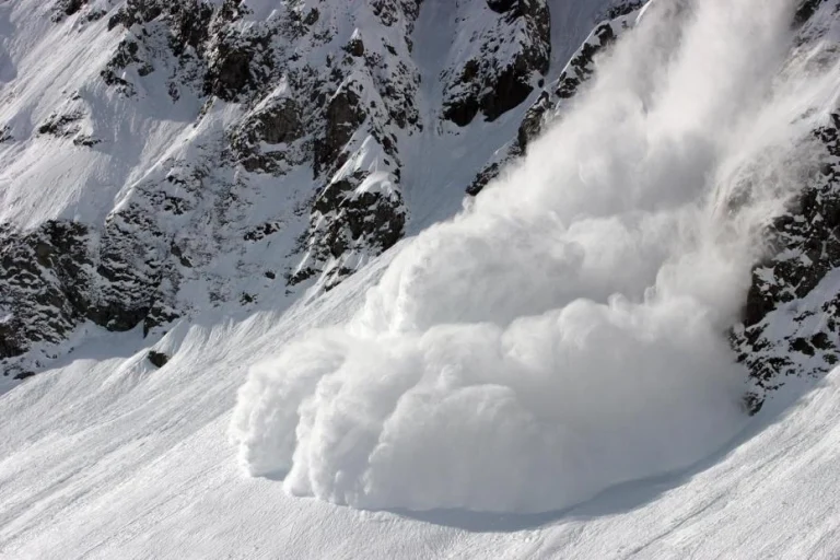 Avalanche Pyrénées : Comprendre, Prévenir et Se Protéger