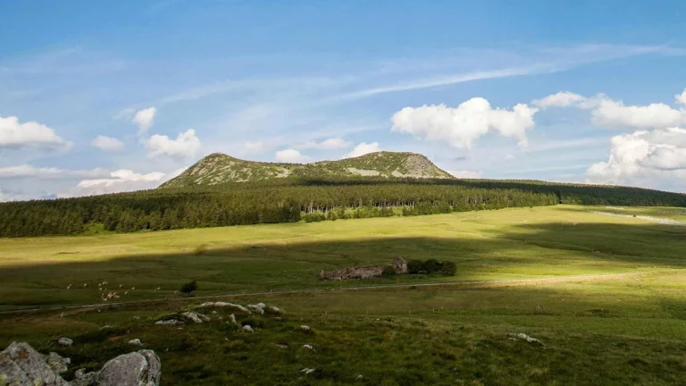 Mont Mézenc : Localisation, Randonnées et Activités