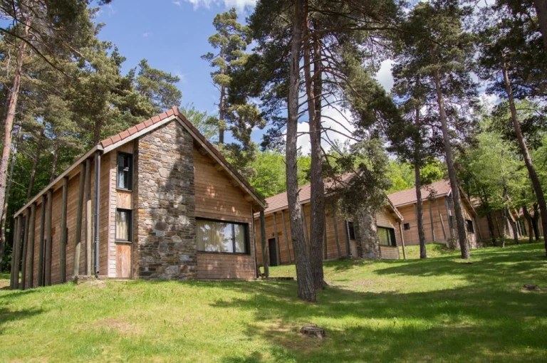 Gîte d’étape à La Bastide-Puylaurent : guide complet 2025